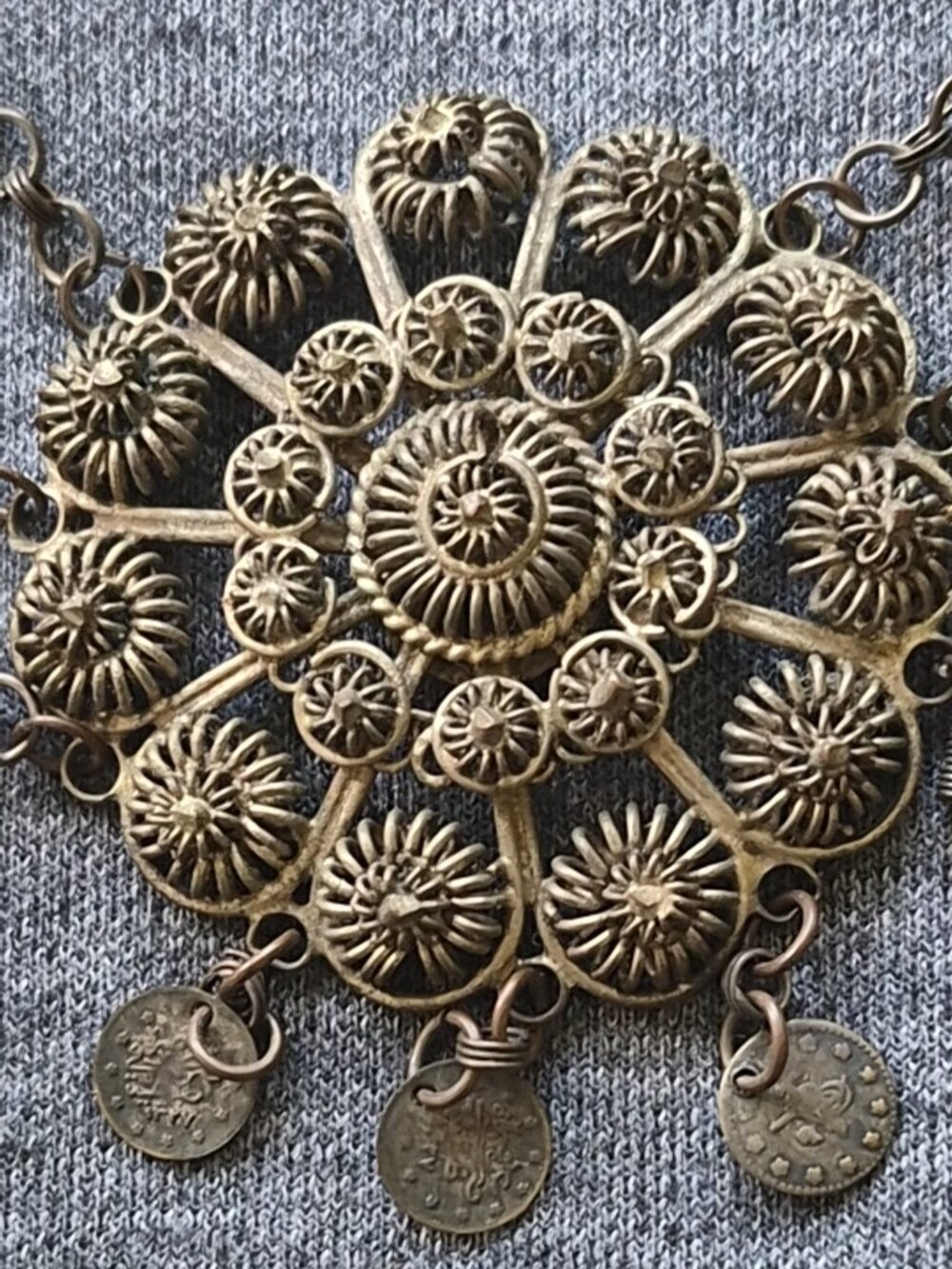 Vintage festoon-style bib Tribal Necklace made of brass with ornate filigree - Picture 6 of 10